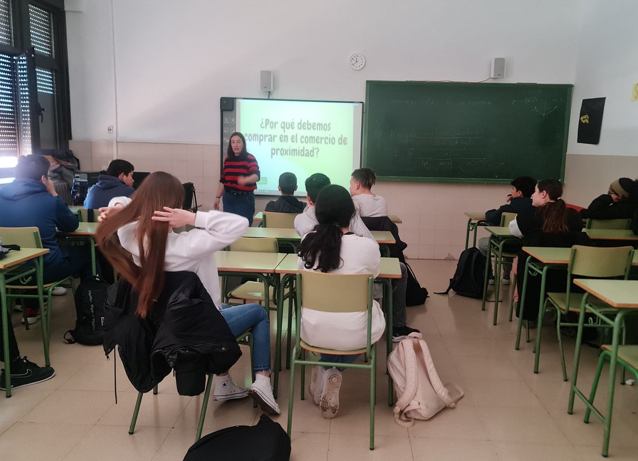 La Asociación Provincial Comercio Teruel imparte una charla en el IES Vega del Turia para fomentar el comercio local