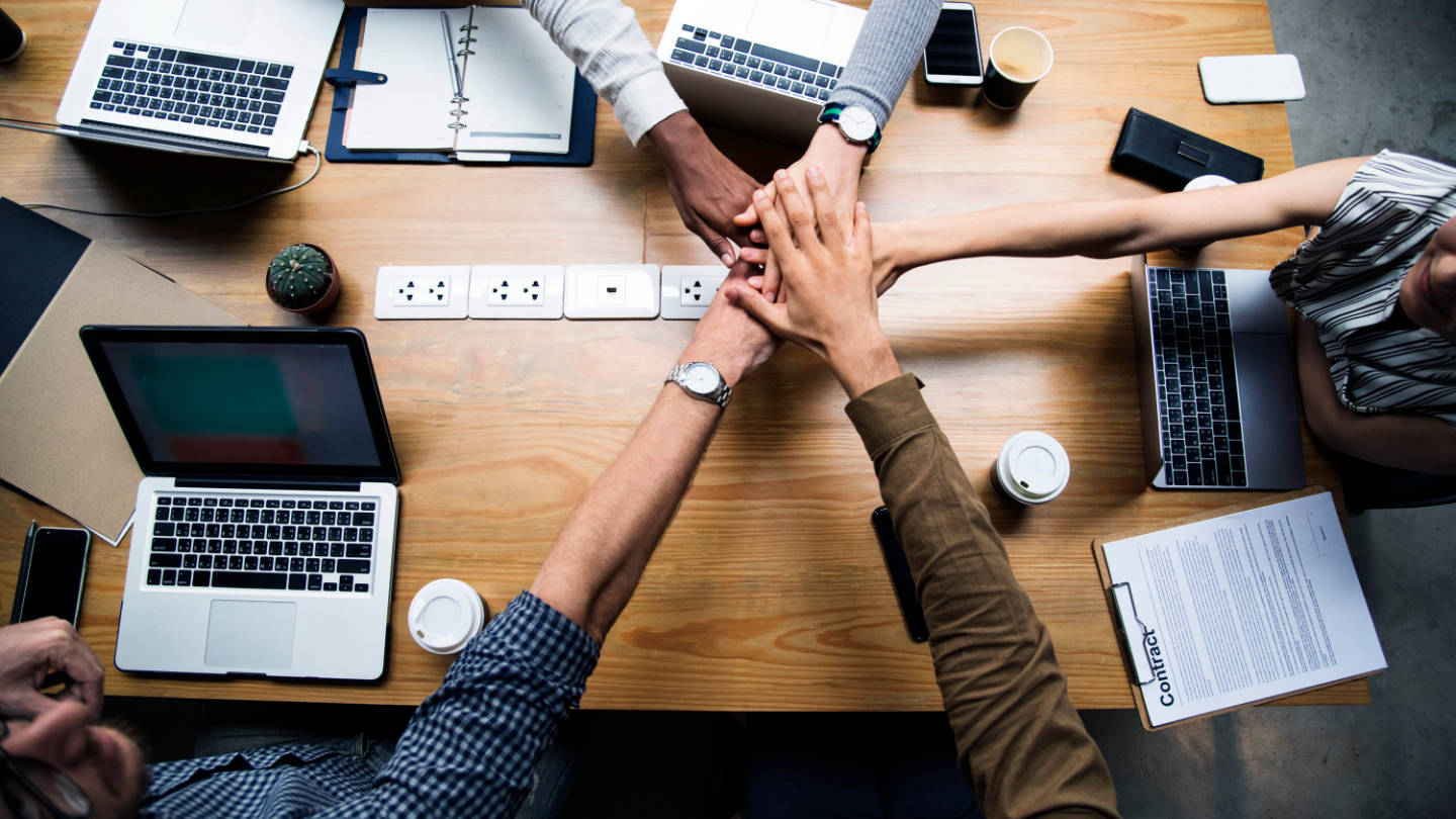 office-team-meeting-crm730h4w02pu7fu