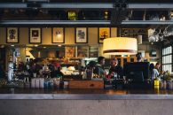 Los bares y restaurantes de polígonos y áreas de servicios podrán abrir al 50% de aforo