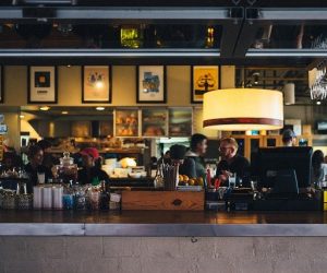 Los bares y restaurantes de polígonos y áreas de servicios podrán abrir al 50% de aforo