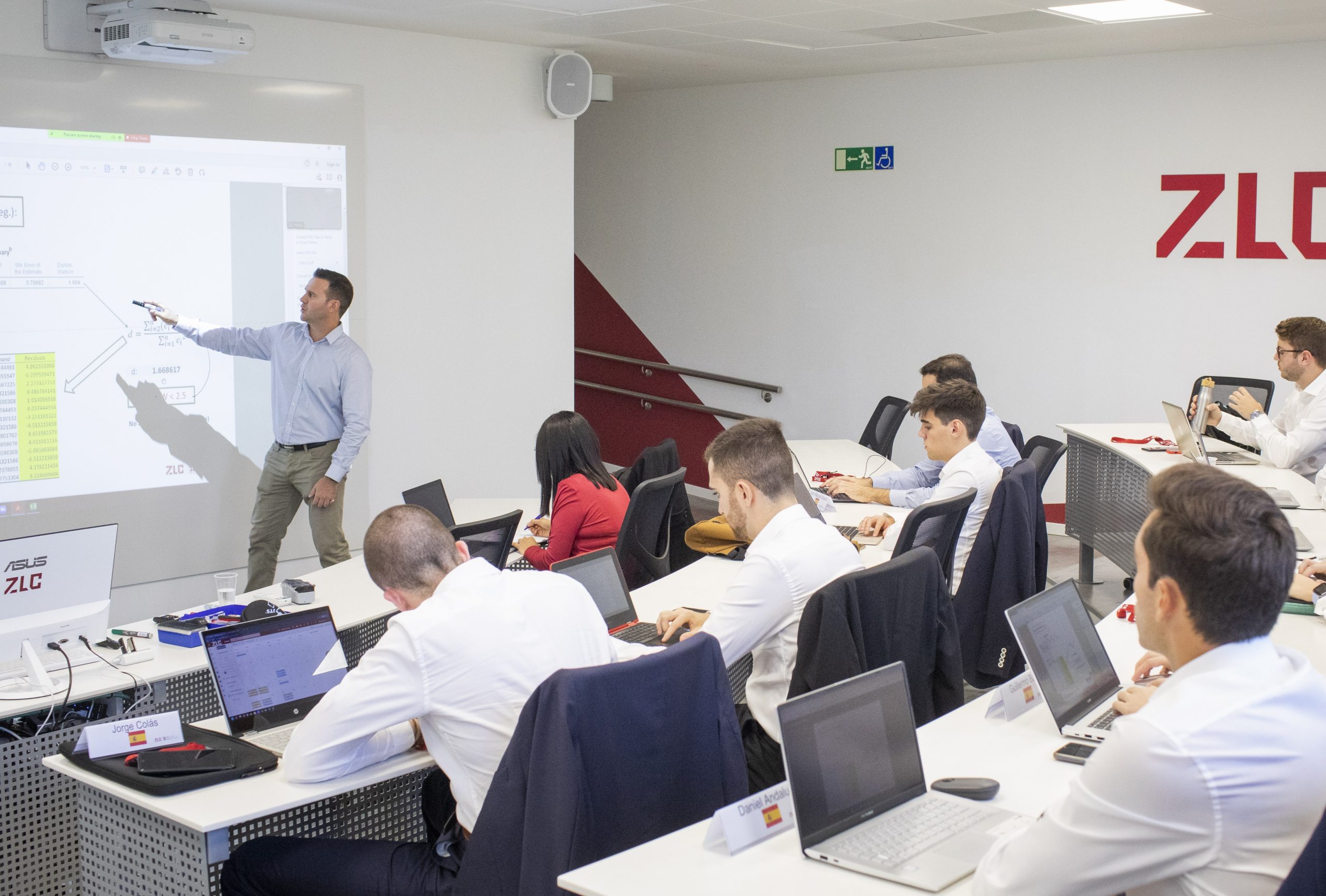 Zaragoza Logistics Center presenta sus becas para cursar este año Másteres en Logística